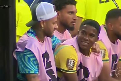 Neymar e Endrick sentado no banco de reservas da Seleção na estreia da Copa