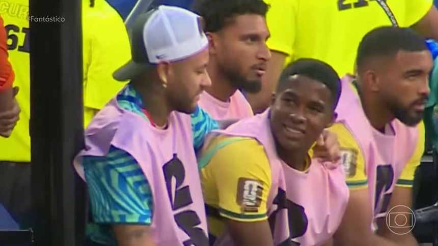 Neymar e Endrick sentado no banco de reservas da Seleção na estreia da Copa