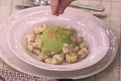 Nhoque de paio com molho de caldo verde em trecho de receita do Mais Você