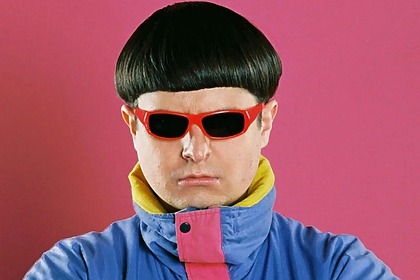 Cantor Oliver Tree, de óculos escuros, em foto posada