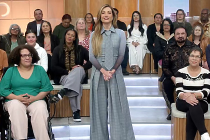 Patrícia Poeta, em frente a plateia, nos destaques do Encontro