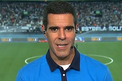 Narrador Paulo Andrade nos bastidores de uma transmissão