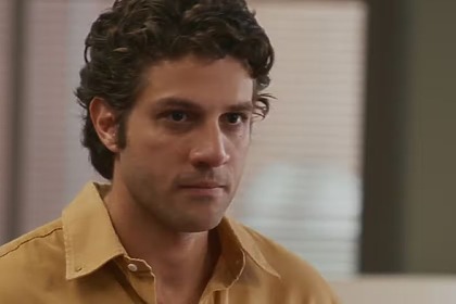 Pedro (Chay Suede) em trecho da novela Quem Ama Cuida