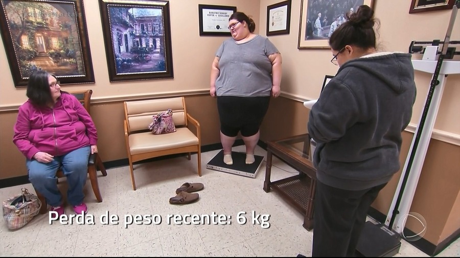 Megan em cima de uma balança