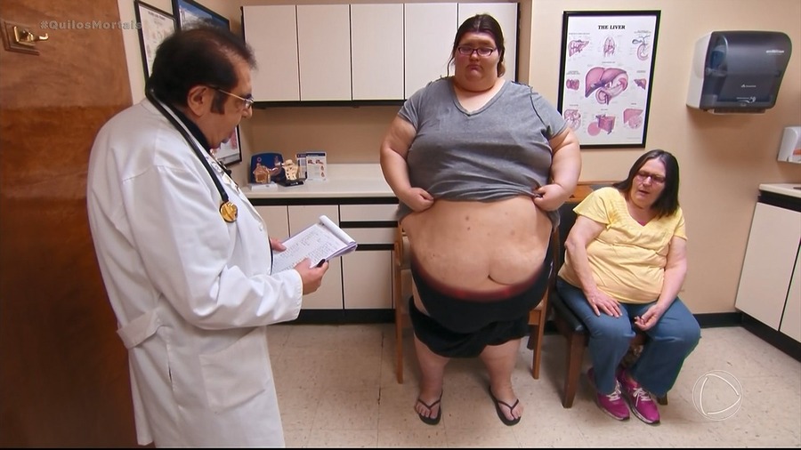 DR. Now olha para Megan que mostra toda gordura na barriga em cena do Quilos Mortais