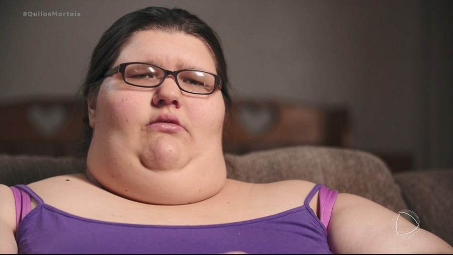 Megan sentada no sofá
