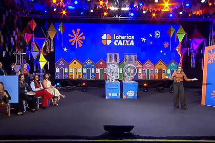 Cenário do sorteio da Quina De São João concurso 7051 com dois globos no palco do CTN - Centro de Tradições Nordestinas