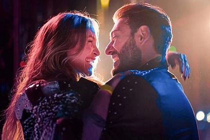 Casal sorrindo e apaixonado em trecho do filme Rodeio Rock