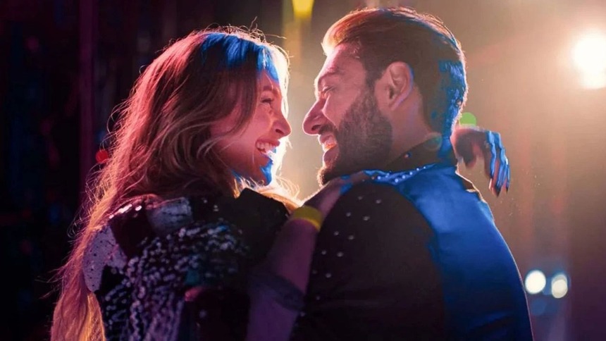 Casal sorrindo e apaixonado em trecho do filme Rodeio Rock