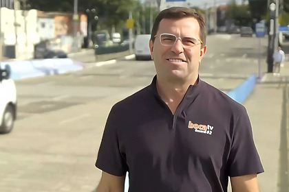 Rodrigo Bocardi na rua em trecho da chamada de divulgação do SBT Cidades