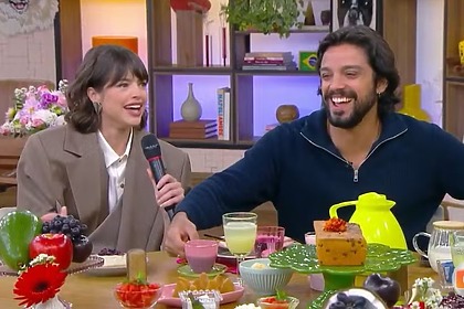 Rodrigo Simas e Agatha Moreira sorridentes em participação no Mais Você