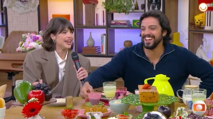 Rodrigo Simas e Agatha Moreira sorridentes em participação no Mais Você