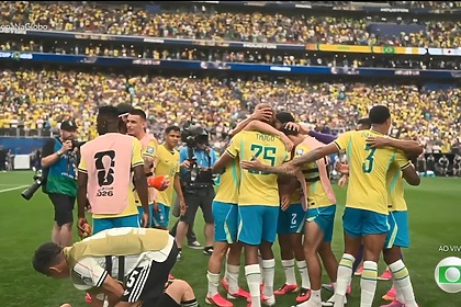 Seleção Brasileira se abraça após o jogo entre Brasil e Japão