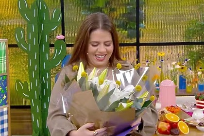 Tati Machado emocionada após receber flores no Mais Você