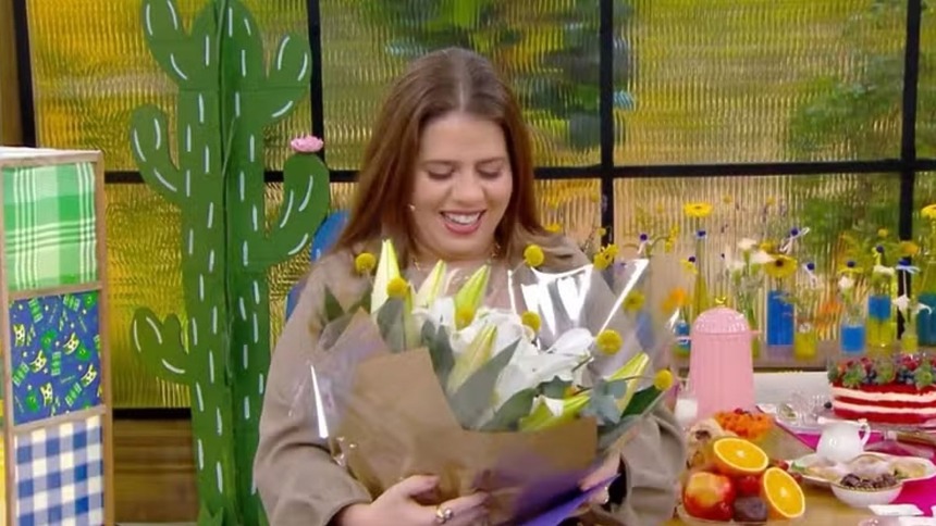 Tati Machado emocionada após receber flores no Mais Você