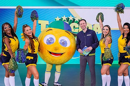 Tiago Leifert, ao lado de líderes de torcida, no cenário do programa Torcida SBT