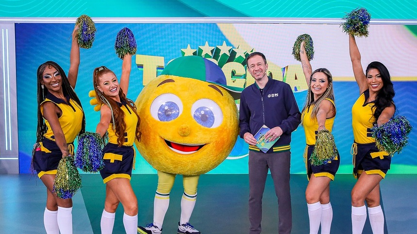 Tiago Leifert, ao lado de líderes de torcida, no cenário do programa Torcida SBT