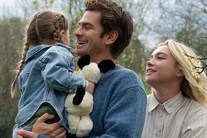 Casal e filho em trecho do filme Todo Tempo que Temos