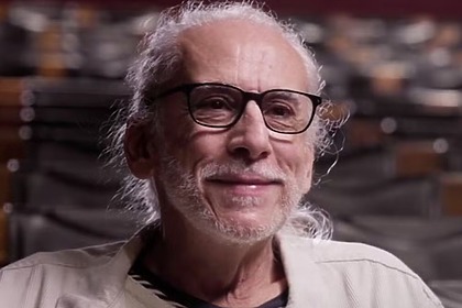 diretor Tulé Peake em foto de perfil