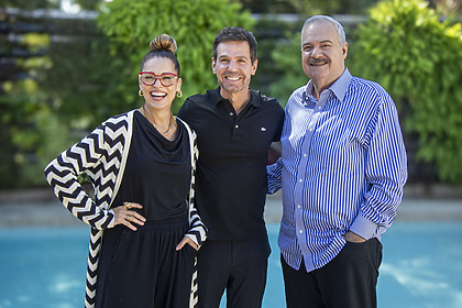 Marcio Atalla abraça Atriz Suzy Rêgo e o apresentador Gilberto Barros em frente a uma piscina na gravação do quadro Idade Real do Domingo Espetacular