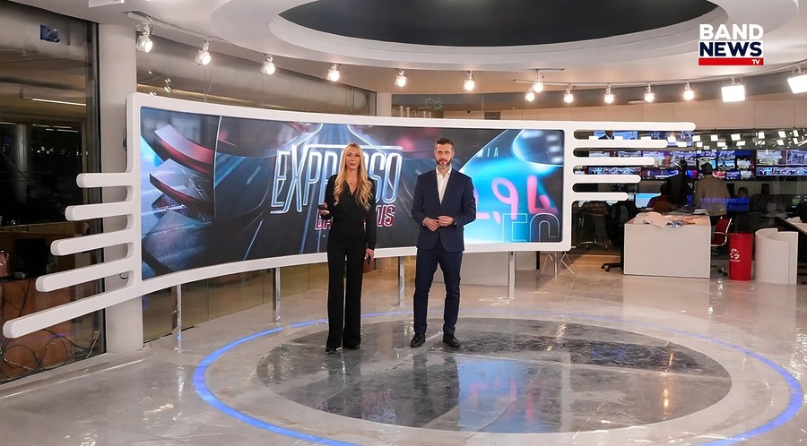 Andressa Guaraná e João Vieira caminha no novo cenário do Expresso BandNews TV