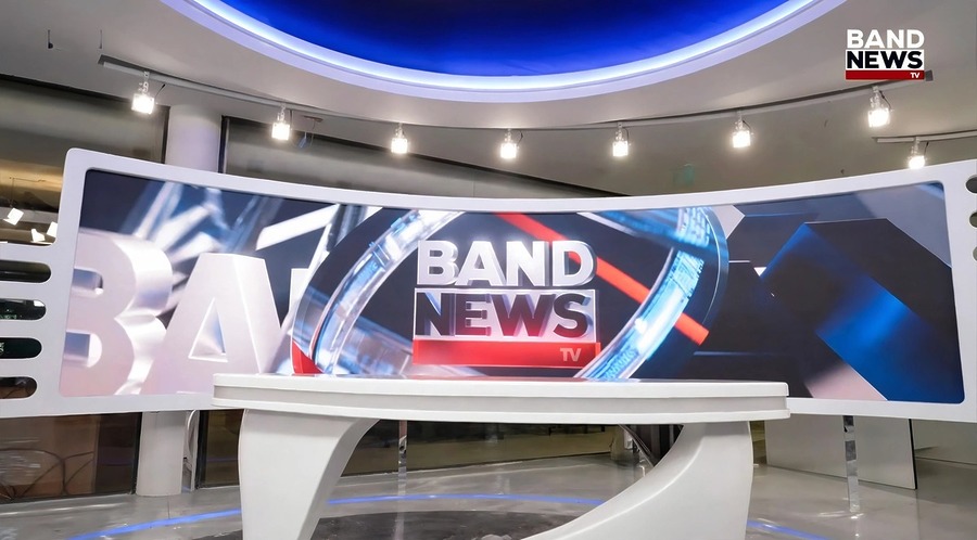 Bancada branca e telão de led curvo no cenário da BandNews TV