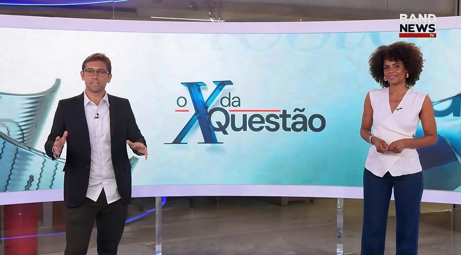 Rodolfo Schneider em frente ao telão do novo programa X da Questão