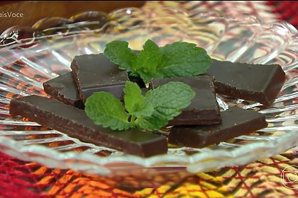 Barra De Chocolates em cima de um prato de vidro transparente na mesa do Mais Você