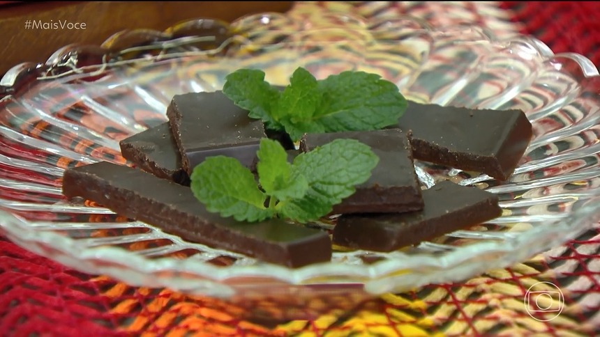 Barra De Chocolates em cima de um prato de vidro transparente na mesa do Mais Você