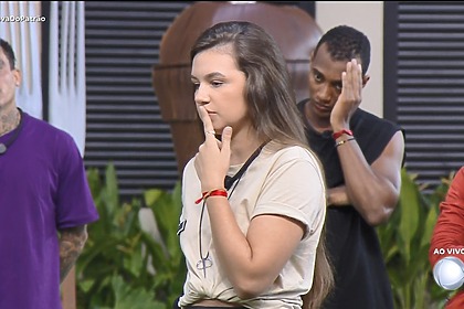 Bianca Divide Trampo e coloca o dedo na boca enquanto JP coloca a mão na cabeça preocupado no gramado da Casa do Patrão