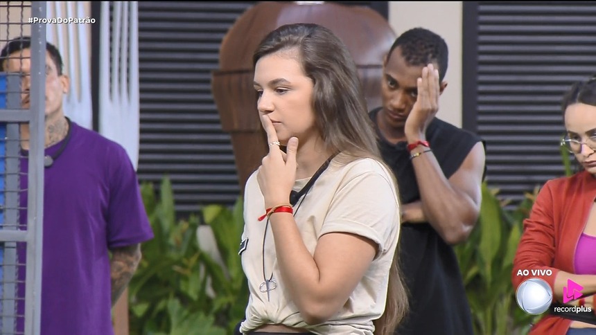 Bianca Divide Trampo e coloca o dedo na boca enquanto JP coloca a mão na cabeça preocupado no gramado da Casa do Patrão