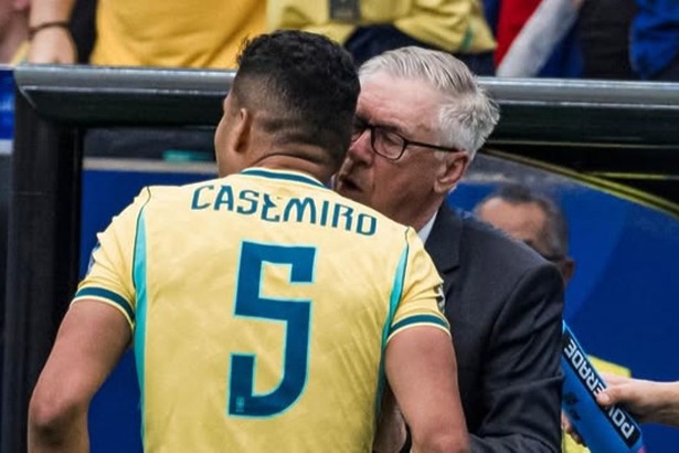 Casemiro e Ancelotti em trecho de jogo da Seleção Brasileira na Copa do Mundo 2026