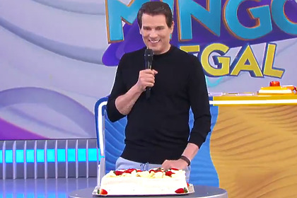 Celso Portiolli sorridente com o bolo de 17 anos no Domingo Legal