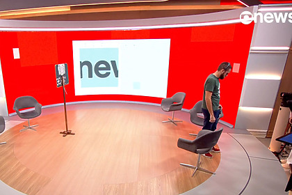 Imagens dos cenários vazados da GloboNews, com profissionais trabalhando e fazendo ajustes