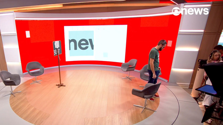 Imagens dos cenários vazados da GloboNews, com profissionais trabalhando e fazendo ajustes