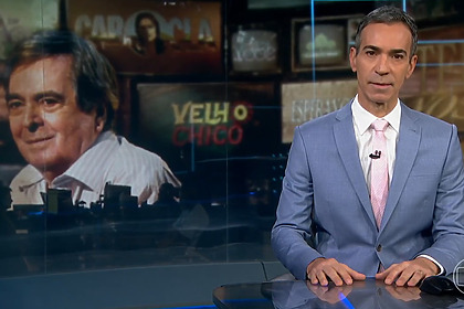 Cesar Tralli lendo a cabeça da homenagem do JN a Benedito Ruy Barbosa