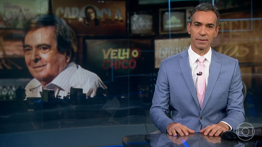 Cesar Tralli lendo a cabeça da homenagem do JN a Benedito Ruy Barbosa