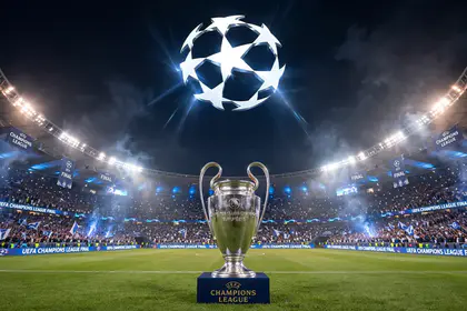 Taça da UEFA Champions League no centro de um estádio de futebol