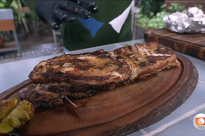 Churrasco na rua do Thiago Oliveira em trecho de receita do É de Casa