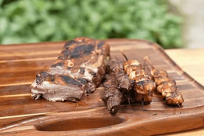 Churrasco na rua do Thiago Oliveira em trecho de receita do É de Casa