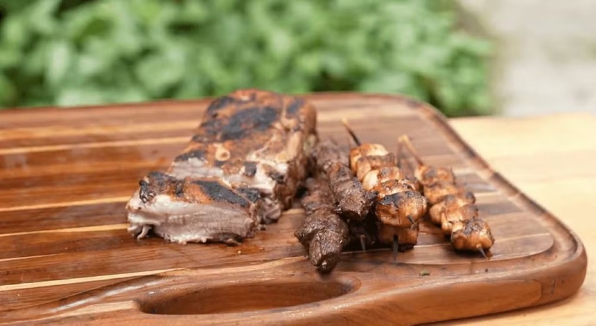 Churrasco na rua do Thiago Oliveira em trecho de receita do É de Casa