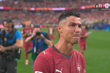 Cristiano Ronaldo caminha no centro do estádio enquanto chora copiosamente após eliminação de Portugal na Copa do Mundo 2026