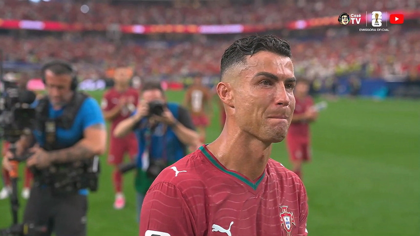 Cristiano Ronaldo caminha no centro do estádio enquanto chora copiosamente após eliminação de Portugal na Copa do Mundo 2026