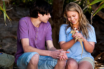 Casal em trecho do filme De Volta à Ilha da Imaginação
