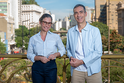 Gravação do "JN nas Ruas" em externa do "Jornal Nacional" no Viaduto Santa Hifigênia, na cidade de São Paulo com Renata Vasconcellos e César Tralli lado a lado sorridentes