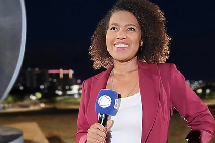 Érika Leal em foto posada com o microfone da RECORD