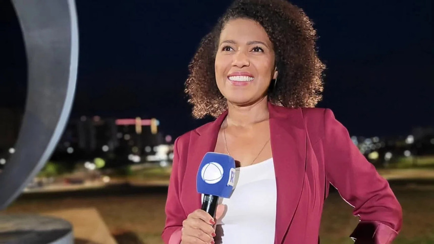 Érika Leal em foto posada com o microfone da RECORD