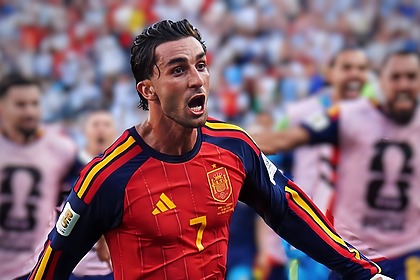 Ferran Torres corre em campo gritando após marcar gol da vitória da Espanha na Copa do Mundo 2026