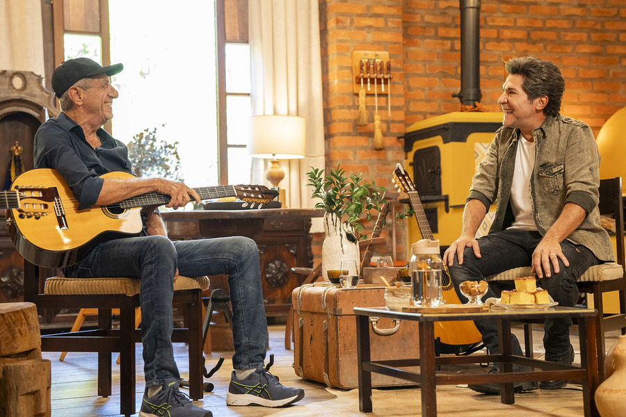 Fagner conversa com Daniel, ambos sentados no sofá do Viver sertanejo