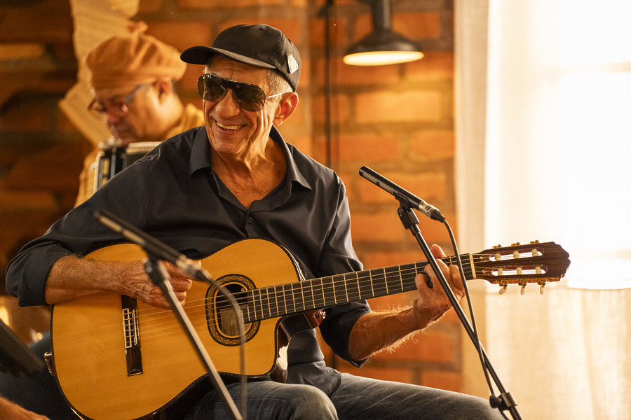 Fagner toca violão e sorrir no Viver Sertanejo